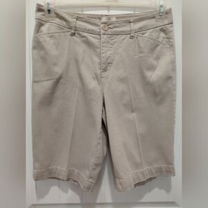 St. John's Bay Womens Khaki Flat Front Shorts Sz 8 $ 0566